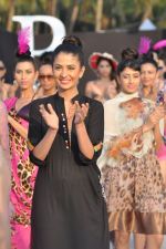 Model walk the ramp for Fatima Khan Show at IRFW 2012 in Goa on 1st Dec 2012 (1).JPG